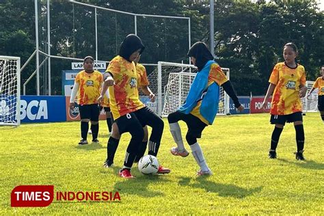 Srikandi Muda Sepak Bola Tanding Di MilkLife Soccer Challenge Surabaya