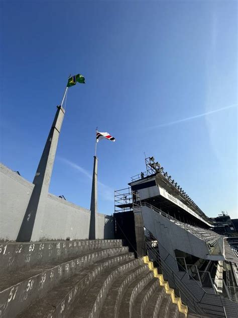 S O Paulo Tem Bandeira Retirada Na Vila Belmiro Ap S Repercuss O