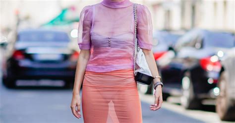 Lingerie à mostra é sucesso no street style e a tendência é super glam Purepeople