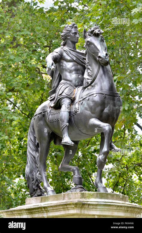 King george iii statue london hi-res stock photography and images - Alamy