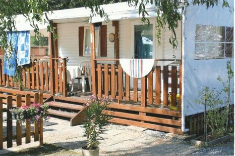 Comment nettoyer une bâche de terrasse de Mobil home