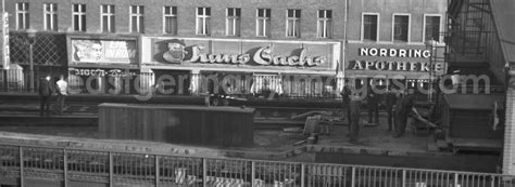 Gdr Picture Archive Berlin Mit Gro En Buchstaben Laden Das Kino