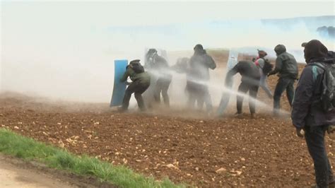 M Gabassines V Hicules De Gendarmerie Incendi S Gaz Lacrymog Nes