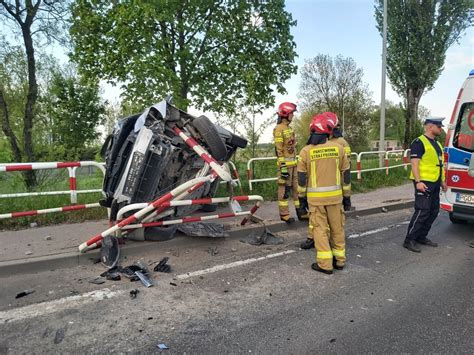 Samochód wypadł z drogi i uderzył w barierki Jedna osoba trafiła do