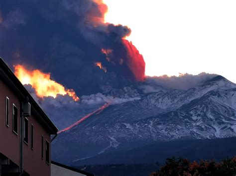 Etna In Eruzione Catania E Provincia Con Il Naso All Ins Mai Vista