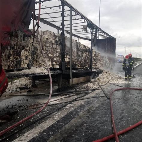 Un tir încărcat cu făină de grâu a luat foc pe autostrada A1 între