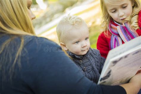 Maman Lisant Un Livre Ses Deux Enfants Blonds Adorables Image Stock