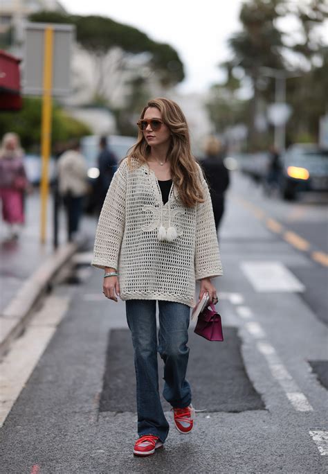 Emma Watson Luce El Estilo De Abuela Costera Con Bikini Y C Rdigan Vogue