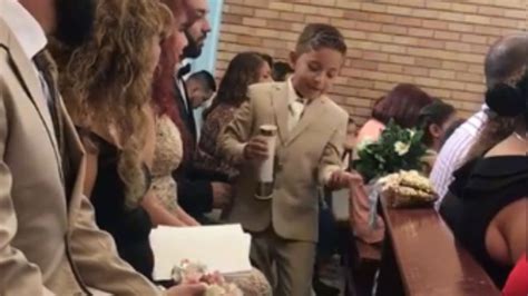 VIDEO Niño se roba la limosna de la iglesia y se hace viral El