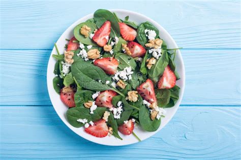 Ensalada De La Fresa Con Queso Y La Nuez De La Espinaca Alimento Sano