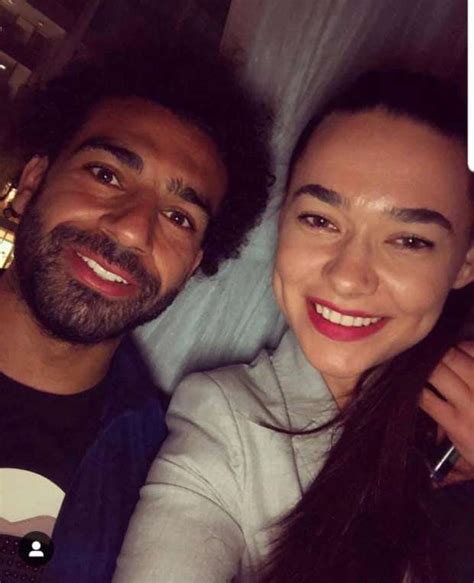 بعد جيسي عبدو صورة جديدة لمحمد صلاح مع إحدي المعجبات