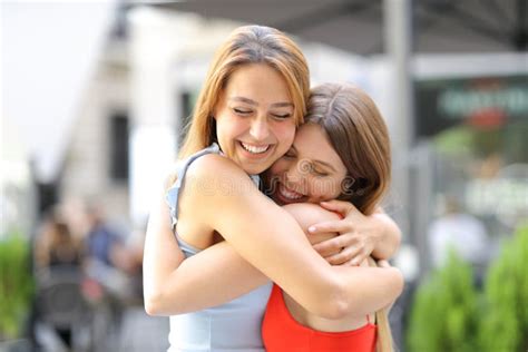 De Bons Amis Qui Sembrassent Et Rient Dans La Rue Image Stock Image Du Famille Amusement