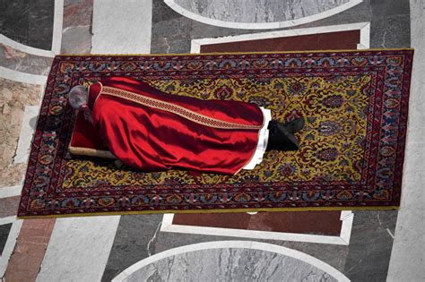 Francisco presidió la celebración de la Pasión de Cristo en San Pedro