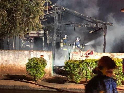 Casa de madeira é destruída por incêndio no Lar Paraná Tásabendo