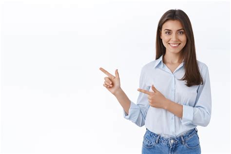 Une Jeune Femme Souriante Et Professionnelle Aide Le Client Trouver