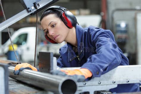 Ingeniera Femenina Trabajando En Fábrica Imagen De Archivo Imagen De Profesional Metal 234518175