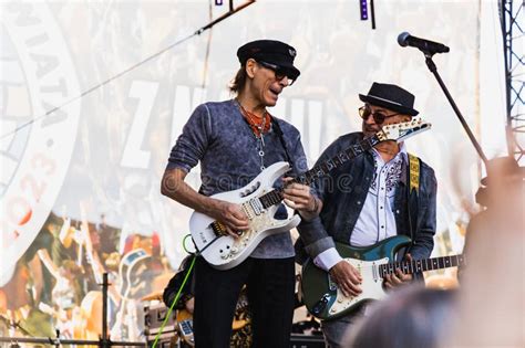 Actuaci N En Vivo Del Guitarrista Steve Vai En El Evento Abierto