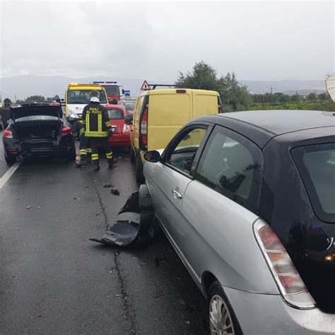 Incidente A Corigliano Rossano 4 Vetture Coinvole Due Feriti