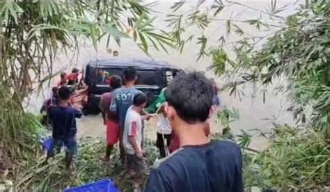 Sopir Ngantuk Minibus Gran Max Terjun Ke Jurang Hingga Nyebur Ke Sungai