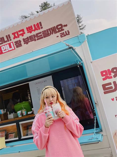 Blackpink S Lisa Shows Support For G I Dle S Minnie By Sending Coffee Truck Kpopmap