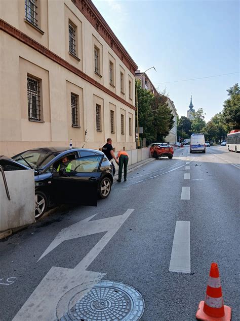 Nietrze Wy Kierowca Seata Najecha Na Ty Toyoty Wypadek Na Ulicy Lisa