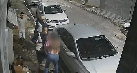 Três homens armados roubam carro e fazem mulher refém em Fortaleza vídeo