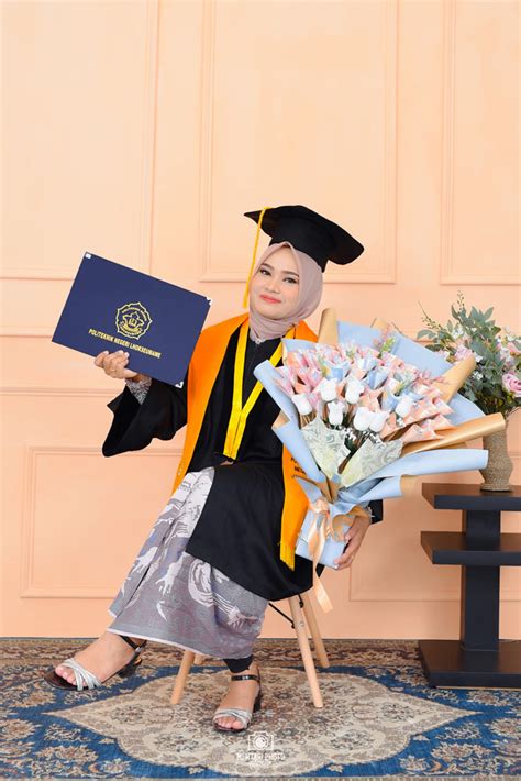 Foto Wisuda Farah Mentari Photo Studio