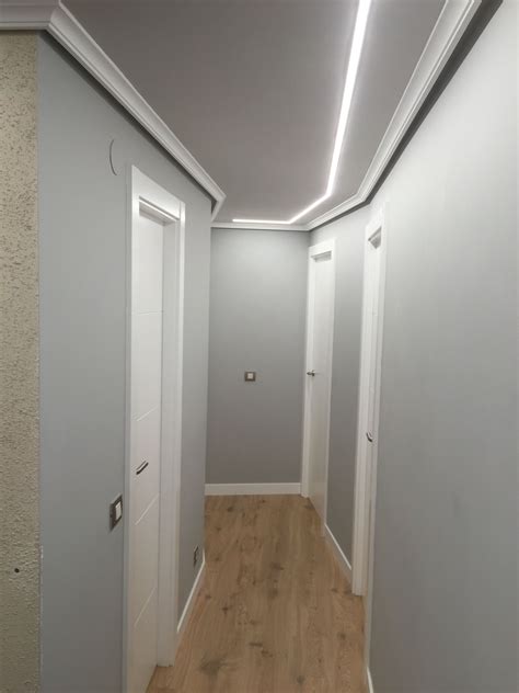 Pasillo Iluminado Con Tiras De Leds Empotradas En El Techo Luces Led