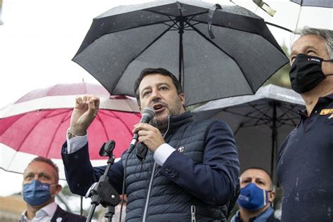 Salvini Parla Senza Mascherina Alla Manifestazione Dei Sindacati Delle