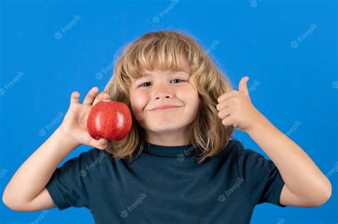 Niño Con Pulgares Arriba Comiendo Manzana Retrato De Lindo Niño Pequeño