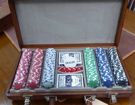 POKER SET, in leathered case, 49cm x 29cm x 8cm.