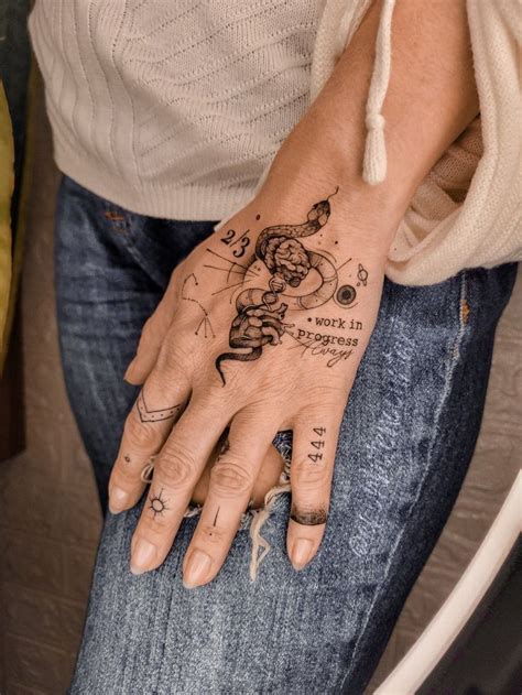 60 inspirações de tatuagem na mão para você fazer a sua Pretty hand