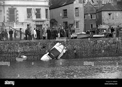 Auto wird gezogen Fotos und Bildmaterial in hoher Auflösung Alamy