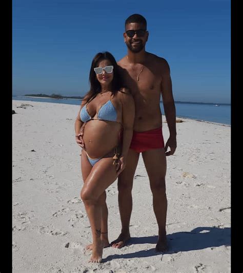 Foto Viviane Araújo posa o marido Guilherme Militão em praia e