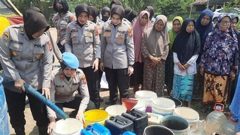 Alami Kekeringan Warga Di Pegunungan Karawang Harus Jalan Jauh