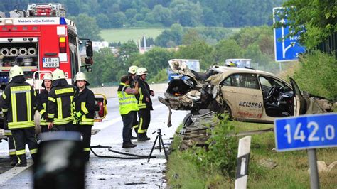 Unfall auf A49 Auto fährt über Leitplanke