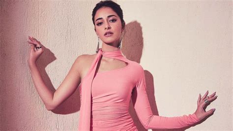 Ananya Pandey पिंक ड्रेस में बार्बी डॉल बनकर अनन्या पांडे ने लूटा फैंस का दिल नेटिजन्स ने कहा