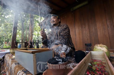 Melihat Tradisi Mencuci Benda Pusaka Di Bulan Muharram Foto