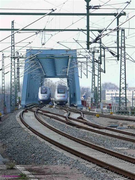 TGV Grenzverkehr auf der Rheinbrücke zwischen Kehl und Strasbourg