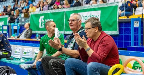 Kibice na meczu siatkarek VolleyWrocław Budowlani Łódź Znajdźcie s