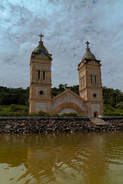 Torres Da Igreja Submersa Da Cidade De Ita Em Santa Catarina Foto Premium