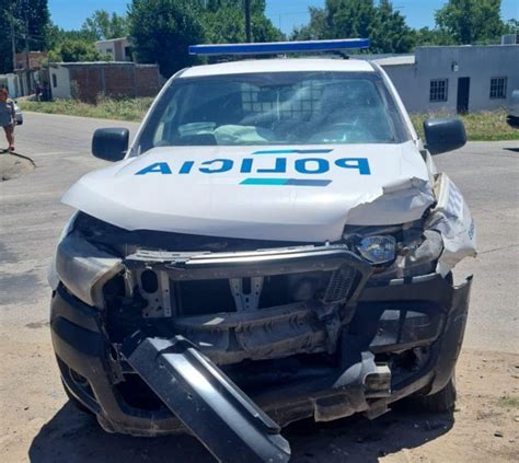 Labuenainfo Los Hornos Policias Perseguían A Delincuentes Y Terminaron Chocando Contra Un