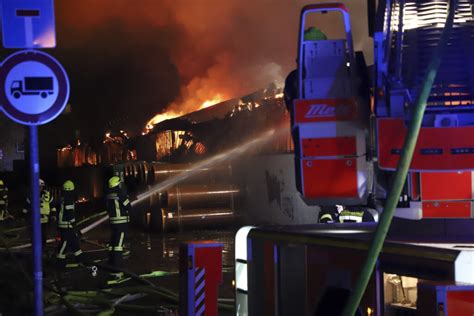 Wind Erschwert L Scharbeiten Beim Gro Brand In Eicken