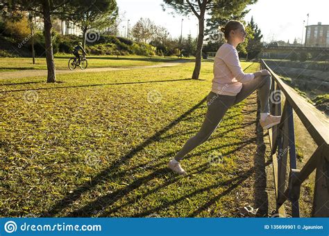 Mujer Que Hace Estirando Ejercicios En El Parque Urbano En La Estaci N