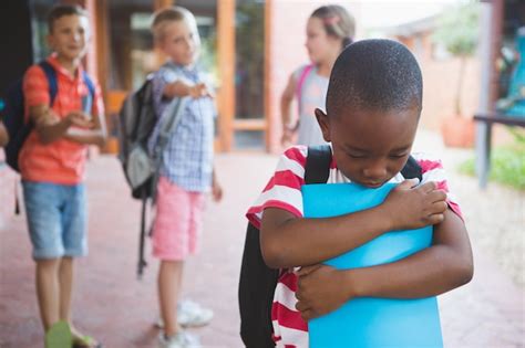 Amis De L école Intimidant Un Garçon Triste Dans Le Couloir Photo Premium