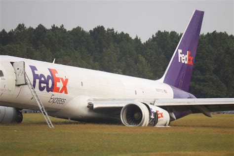 Avi N De Fedex Se Sale De Pista En Aterrizaje De Emergencia En Tennessee