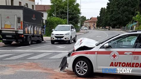 Incidente Stradale Si Scontrano Un Automedica E Un Furgone