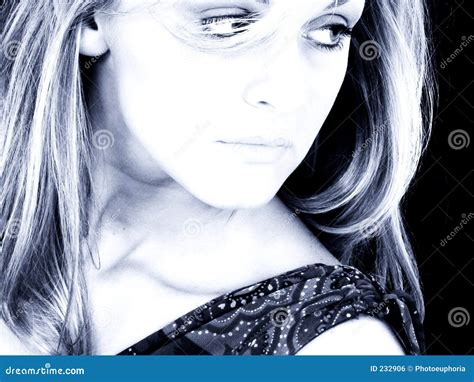 Mooie Jonge Vrouw Met Het Haar Van De Blonde In Blauwe Tonen Stock Foto
