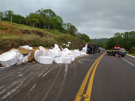 Caminhão carregado de bobinas de papel tomba na BR 116 em Vacaria