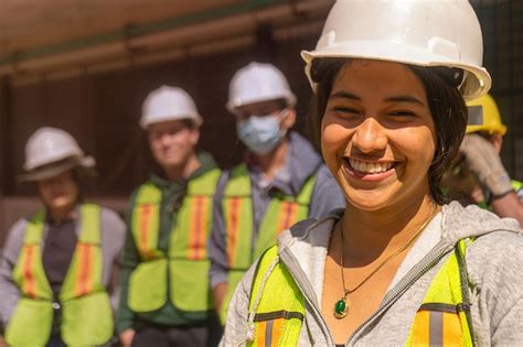 Estudante De Engenharia Empoderada Na Frente De Um Grupo De Estudantes